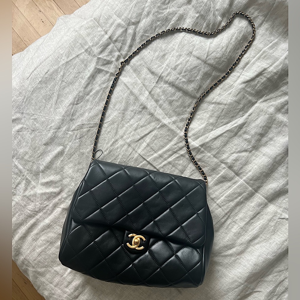CHANEL quilted black lambskin flapbag with gold hardware.